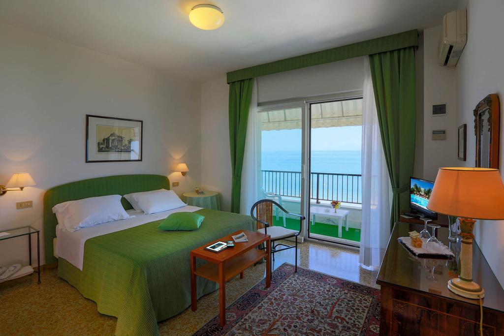 Hotel Mion Charme & Relax Silvi Marina Quarto foto
